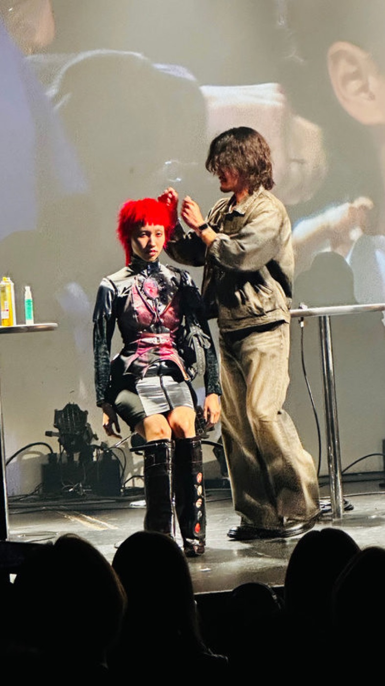 ヘアショーでヘアセットを担当するスタッフ