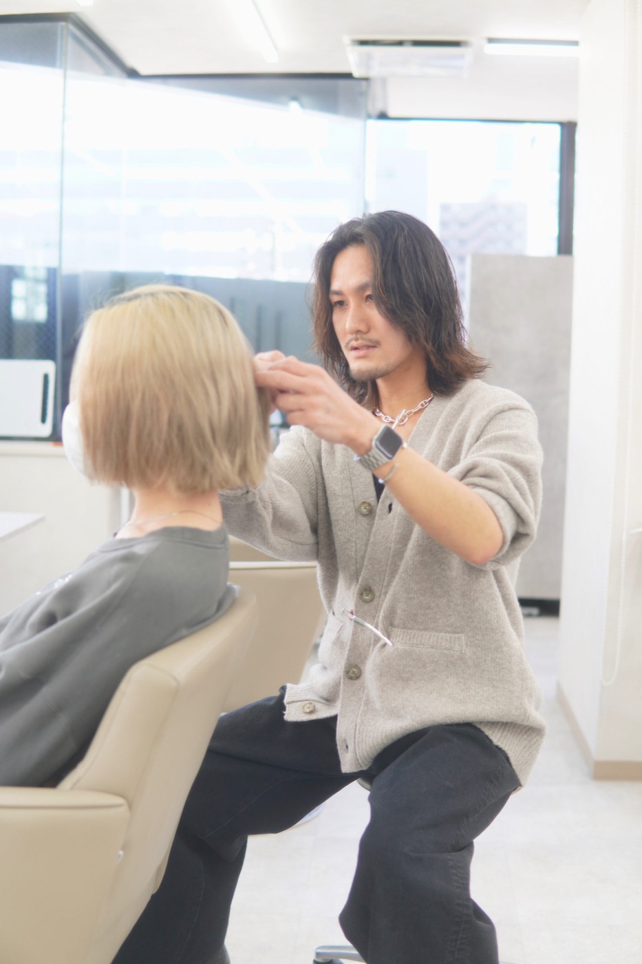 カットをするトップスタイリスト